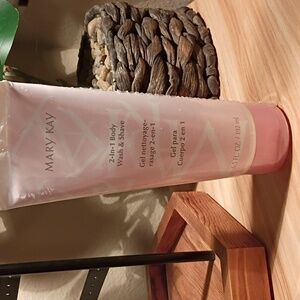 Mary Kay 2-In-1 Body Wash & Shave Gel in Soft Pink